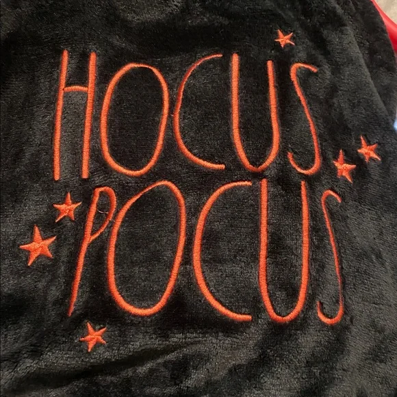 Rae Dunn Halloween “Hocus Pocus” plush robe with matching slipper “Boo” socks. - Picture 6 of 10